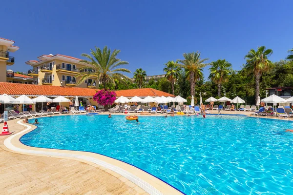 Tekirova, Türkiye - 2 Eylül 2019: Tekirova, Türkiye'deki Phaselis Rose otelinin güzel havuz alanı. Tekirova, Türkiye'nin Akdeniz kıyısında yer alan bir sahil beldesi dir.