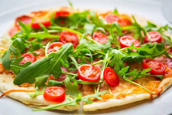 Pizza Italiana Com Salada Foguete Tomate Cereja Presunto Queijo — Fotografia de Stock