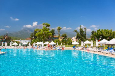 Tekirova, Türkiye - 3 Eylül 2019: Tekirova, Türkiye 'deki Phaselis Rose otelinin güzel havuz alanı. Tekirova, Türkiye 'nin Akdeniz kıyısında Antalya ilinin bir tatil beldesidir.