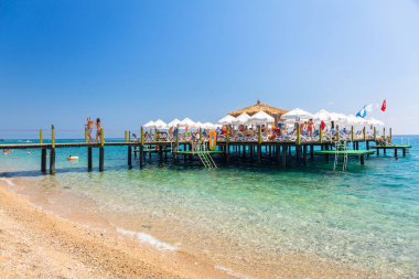 Tekirova, Türkiye - 3 Eylül 2019: Tekirova'da Türk Rivierası sahilinde insanlar. Tekirova, Antalya ilinin Akdeniz kıyısında yer alan bir sahil beldesi ve beldesidir.
