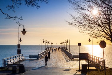 Güneş doğarken Gdynia Orlowo 'da ahşap iskeleli güzel manzara, Polonya