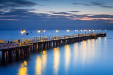Güneş doğarken Gdynia Orlowo 'da ahşap iskeleli güzel manzara, Polonya