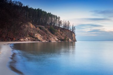 Güneş doğarken Baltık Denizi sahilinde uçurum, Gdynia Orlowo. Polonya