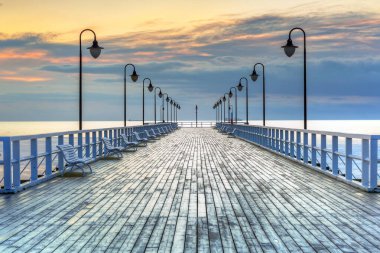 Güneş doğarken Gdynia Orlowo 'da ahşap iskeleli güzel manzara, Polonya