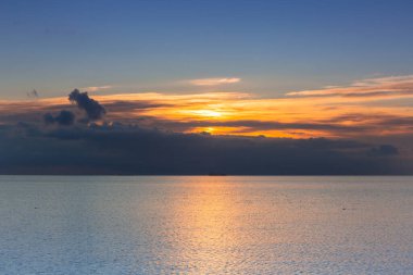 Polonya 'da sakin Baltık Denizi üzerinde güzel bir gün doğumu