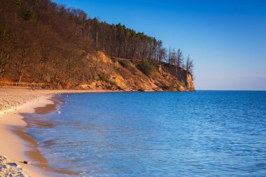 Gdynia Orlowo 'da güneş doğarken Baltık Denizi kıyısında bir uçurum. Polonya