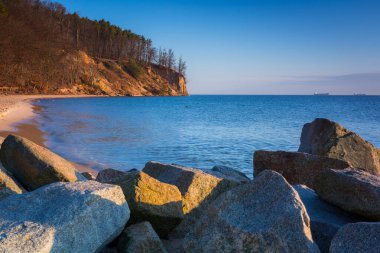 Gdynia Orlowo 'da güneş doğarken Baltık Denizi kıyısında bir uçurum. Polonya