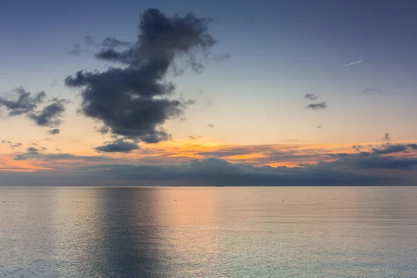 Kaunis Auringonnousu Rauhallisella Itämerellä Puolassa — kuvapankkivalokuva