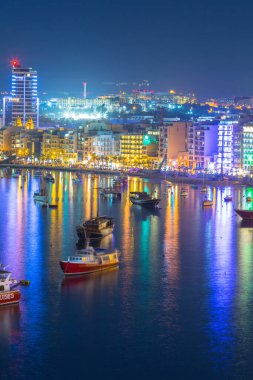 Sliema, Malta - 9 Ocak 2020: Sliema şehrindeki limanın mimarisi, Malta.