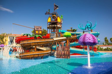 Tekirova, Türkiye - 5 Eylül 2019: Tekirova, Türkiye 'deki Phaselis Rose Oteli' nin güzel aquapark alanı. Tekirova, Türkiye 'nin Akdeniz kıyısında Antalya ilinin bir tatil beldesidir.