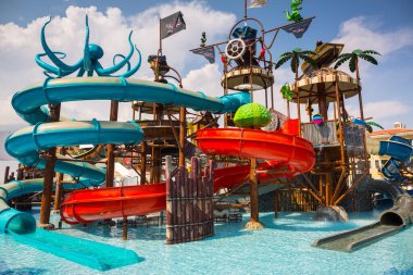 Tekirova, Türkiye - 5 Eylül 2019: Tekirova, Türkiye 'deki Phaselis Rose Oteli' nin güzel aquapark alanı. Tekirova, Türkiye 'nin Akdeniz kıyısında Antalya ilinin bir tatil beldesidir.
