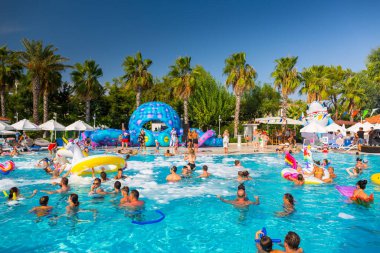 Tekirova, Türkiye - 7 Eylül 2019: Tekirova' daki Phaselis Rose otelinin güzel havuz alanı. Tekirova, Türkiye'nin Akdeniz kıyısında yer alan bir sahil beldesi dir.