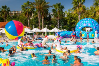 Tekirova, Türkiye - 7 Eylül 2019: Tekirova' daki Phaselis Rose otelinin güzel havuz alanı. Tekirova, Türkiye'nin Akdeniz kıyısında yer alan bir sahil beldesi dir.