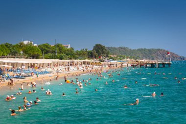 Tekirova, Türkiye - 7 Eylül 2019: Tekirova 'da Türk Riviera plajındaki insanlar. Tekirova, Türkiye 'nin Akdeniz kıyısında Antalya iline bağlı bir beldedir.