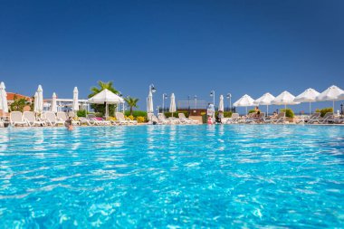 Tekirova, Türkiye - 7 Eylül 2019: Tekirova, Antalya Eyaleti 'ndeki Phaselis Rose otelinin güzel havuz alanı. Türkiye