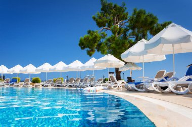 Tekirova, Türkiye - 7 Eylül 2019: Tekirova, Antalya Eyaleti 'ndeki Phaselis Rose otelinin güzel havuz alanı. Türkiye