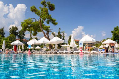 Tekirova, Türkiye - 7 Eylül 2019: Tekirova, Antalya Eyaleti 'ndeki Phaselis Rose otelinin güzel havuz alanı. Türkiye