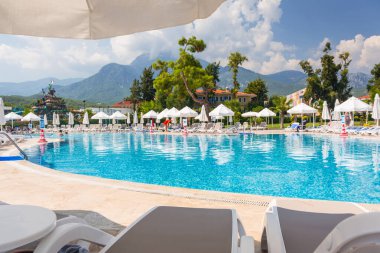Tekirova, Türkiye - 7 Eylül 2019: Tekirova, Antalya Eyaleti 'ndeki Phaselis Rose otelinin güzel havuz alanı. Türkiye
