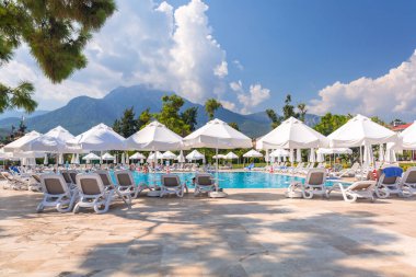 Tekirova, Türkiye - 7 Eylül 2019: Tekirova, Antalya Eyaleti 'ndeki Phaselis Rose otelinin güzel havuz alanı. Türkiye