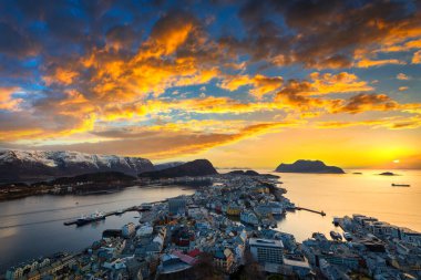 Cityscape Alesund Town gün batımında, Norveç