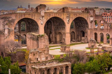 Roma 'daki eski kasabanın mimarisi gün batımında, İtalya