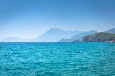 Tekirova yakınlarındaki Türk Rivierası'ndaki plajın mavi lagünü