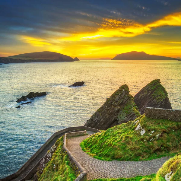 Pôr Sol Incrível Sobre Baía Dunquin Península Dingle Kerry Irlanda — Fotografia de Stock