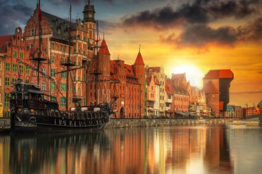 Günbatımında Gdansk 'ta Motlawa nehrinin üzerinde tarihi liman vinci olan güzel bir kasaba, Polonya.