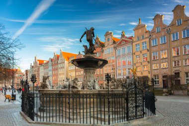 Şehrin sembolü olan Gdansk 'ın eski kasabasındaki Neptün Çeşmesi. Polonya