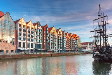 Gün batımında eski Gdansk kasabasındaki ambar adasının mimarisi.
