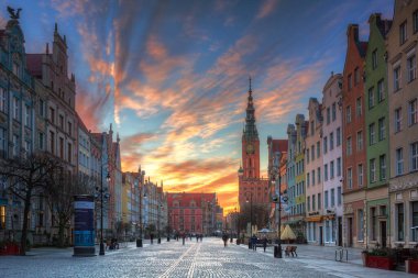 Gdansk, Polonya - 19 Mart 2020: Günbatımında Coronavirus salgını sırasında eski Gdansk kasabasındaki Long Lane caddesinde kimse.
