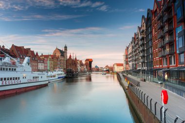 Gdansk, Polonya - 19 Mart 2020: Motlawa nehri üzerindeki Gdansk şehrinin mimarisi.