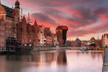 Gün batımında Motlawa nehri üzerinde güzel eski bir kasabayla Gdansk, Polonya.