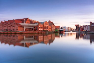 Gün batımında Motlawa nehri üzerinde güzel eski bir kasabayla Gdansk, Polonya.