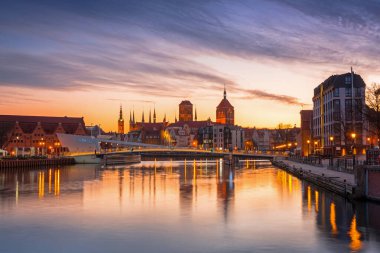 Gün batımında Motlawa nehri üzerinde güzel eski bir kasabayla Gdansk, Polonya.