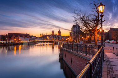 Gün batımında Motlawa nehri üzerinde güzel eski bir kasabayla Gdansk, Polonya.