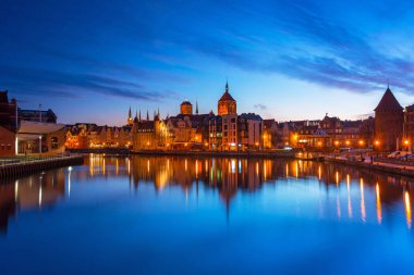 Gdansk ve Motlawa nehri üzerinde eski güzel bir kasaba. Alacakaranlıkta, Polonya.