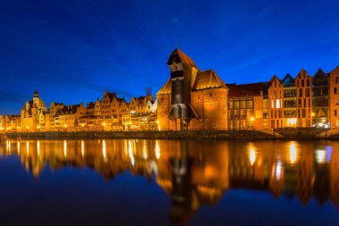 Gdansk 'ın eski bir kasabası. Geceleyin Motlawa nehri üzerinde tarihi bir vinç var. Polonya..