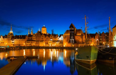 Gdansk 'ın eski bir kasabası. Geceleyin Motlawa nehri üzerinde tarihi bir vinç var. Polonya..
