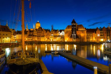 Gdansk 'ın eski bir kasabası. Geceleyin Motlawa nehri üzerinde tarihi bir vinç var. Polonya..