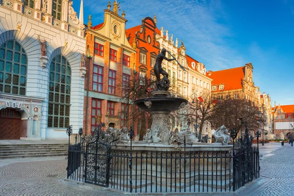 街のシンボルであるグダニスクの旧市街にある海王星の噴水 ポーランド — ストック写真