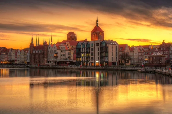 Gün Batımında Motlawa Nehri Üzerinde Güzel Eski Bir Kasabayla Gdansk — Stok fotoğraf