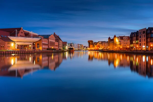 ポーランドの夕暮れ時にMotlawa川の上の美しい旧市街とGdansk — ストック写真
