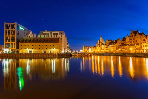 Oude Stad Gdansk Met Reflectie Motlawa Rivier Nachts Polen — Stockfoto