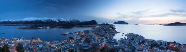 Norveç 'in Alacakaranlık Denizi üzerindeki Alesund şehri Panoraması