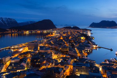 Norveç Denizi üzerindeki Alesund şehrinin manzarası alacakaranlıkta, Norveç