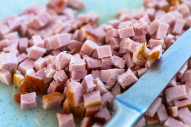 Carbonara soslu spagetti için tahtada doğranmış jambon.