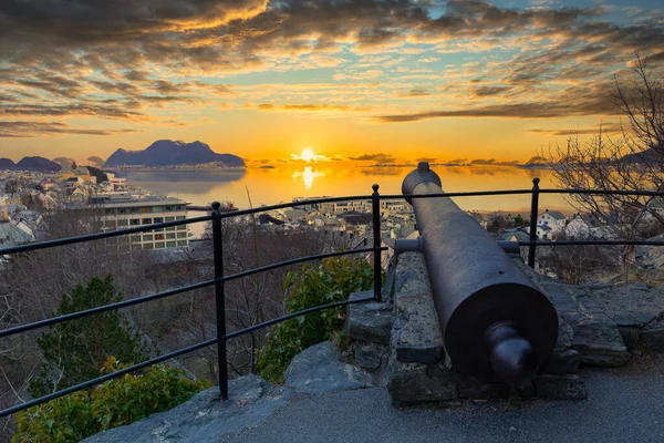 Tájkép Alesund Város Felett Norvég Tenger Gyönyörű Napfelkelte Norvégia — Stock Fotó