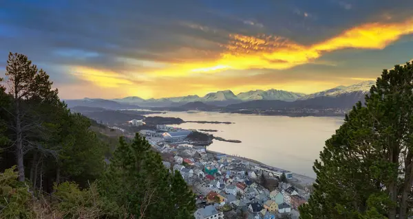 ノルウェーの美しい日の出を持つノルウェー海のAlesund市の風景 — ストック写真