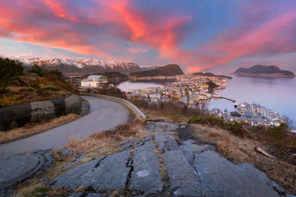 ノルウェーの美しい日の出を持つノルウェー海のAlesund市の風景 — ストック写真